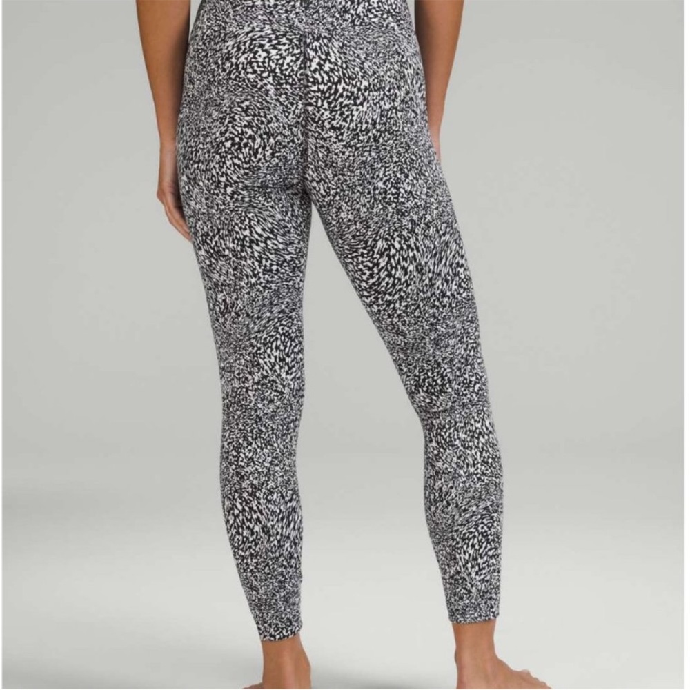 1189. EUC - Lululemon InStill High-Rise Pant 25" Warped Grain Alpine White Black - Picture 4 of 7